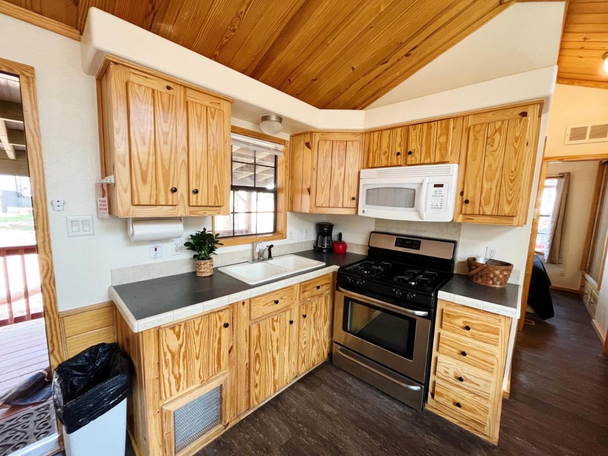 Sally'S Cabin Is A Quaint Two Bedroom Tiny Home Woodland Park Exterior foto